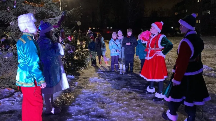 В преддверии  зимних каникул  и 2 января Новогодние представления для тумботинских ребят прошло на площади перед Домом культуры рабочего посёлка Тумботино